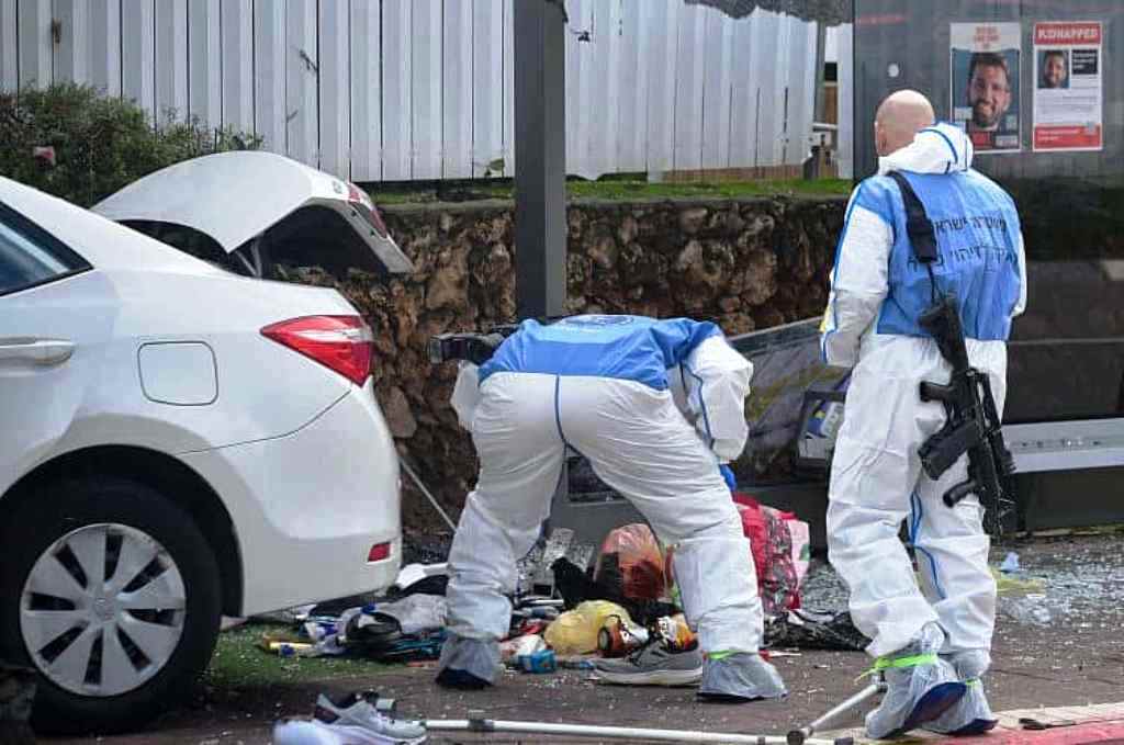 Η Χαμάς ανέλαβε την ευθύνη για τις επιθέσεις στο Τελ-Αβίβ με μια νεκρή και 18 τραυματίες