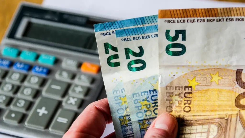 «Σκλάβοι» της εφορίας οι Έλληνες: Δουλεύουμε σχεδόν έξι μήνες το χρόνο για να πληρώνουμε μόνο φόρους και εισφορές