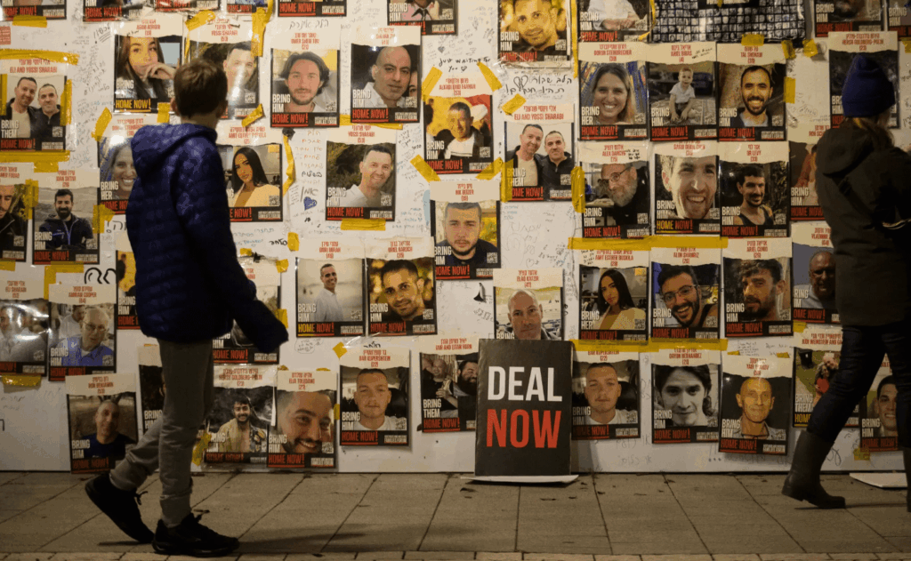 NYT: Οι διαπραγματευτές πλησιάζουν στη συμφωνία ομήρων που θα σταματήσει τις μάχες στη Γάζα για εβδομάδες