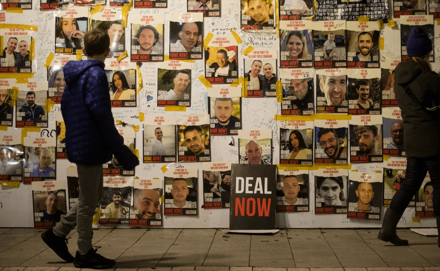 NYT: Οι διαπραγματευτές πλησιάζουν στη συμφωνία ομήρων που θα σταματήσει τις μάχες στη Γάζα για εβδομάδες