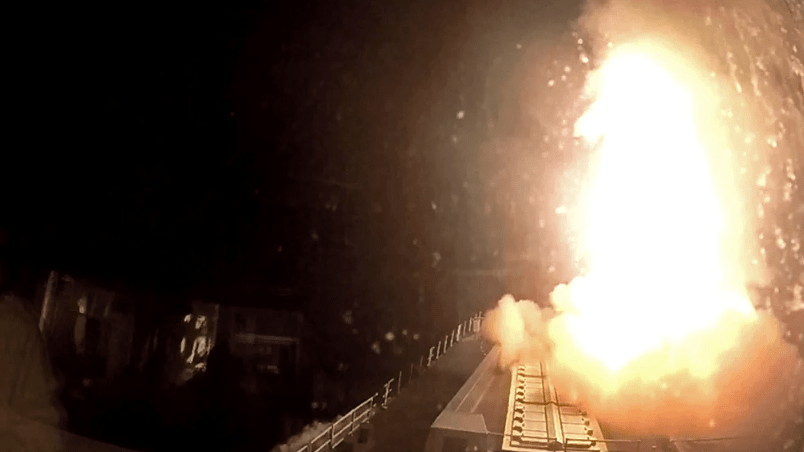 Οι ΗΠΑ χτυπούν στόχους Χούθι στην Υεμένη μετά την επίθεση σε βρετανικό πετρελαιοφόρο