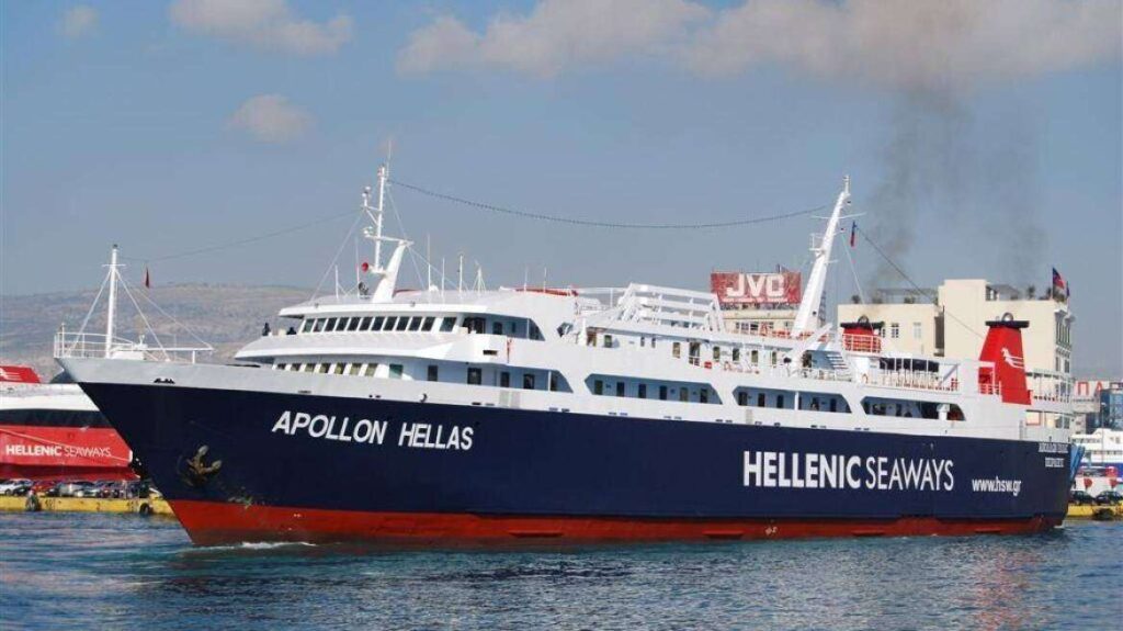 Μηχανική βλάβη του «Απόλλων Ελλάς» ταλαιπώρησε 130 επιβάτες στο λιμάνι του Πειραιά