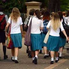 Ξανά με σχολική ποδιά οι μαθητές στη Γαλλία