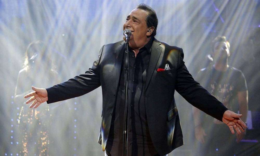 Βασίλης Καρράς: Σε στενό οικογενειακό κύκλο το 9ήμερο μνημόσυνο στην ιδιαίτερη πατρίδα του – Φαγητό σε 100 οικογένειες έδωσαν η σύζυγος και η κόρη του