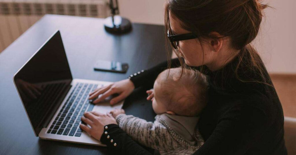 Μητέρες ανήλικων: Πώς μπορούν να βγουν σε πρόωρη σύνταξη