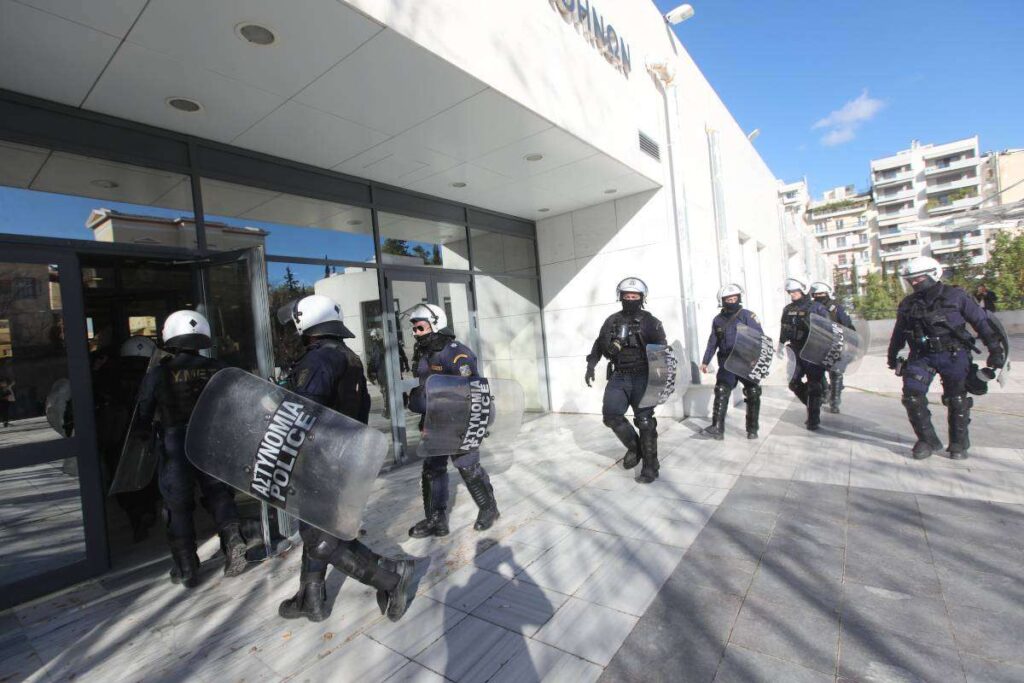 Κεκλεισμένων των θυρών η δίκη για τον βιασμό της 12χρονης στον Κολωνό