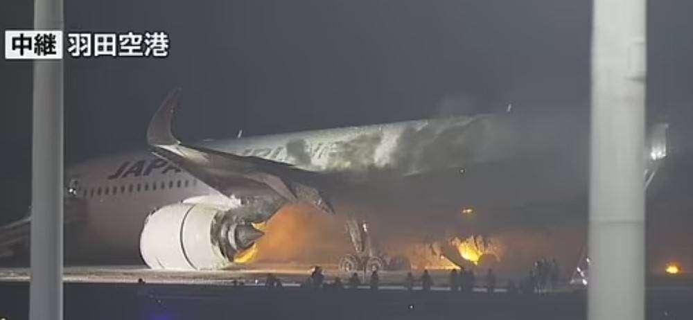 Ιαπωνία: Φλόγες τυλίγουν αεροπλάνο που μετέφερε περισσότερους από 300 επιβάτες «μετά από σύγκρουση με αεροσκάφος της ακτοφυλακής» // Βίντεο