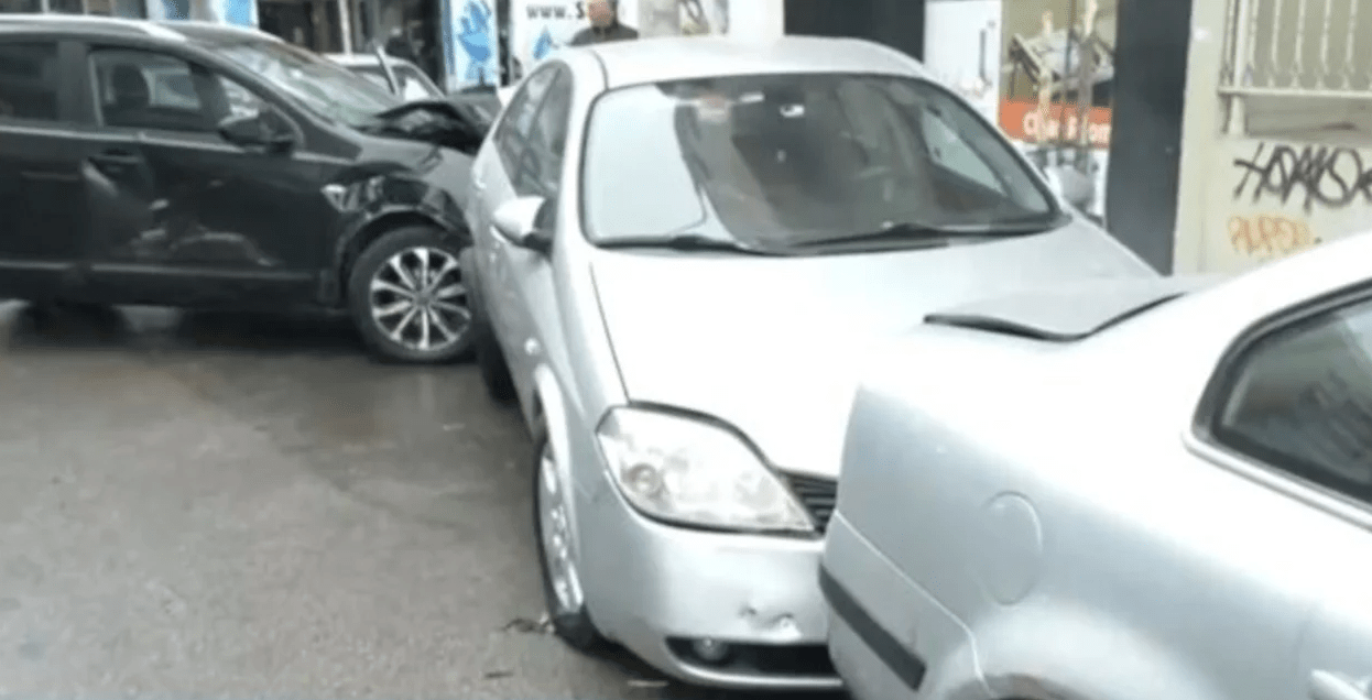 Θεσσαλονίκη: 2 τραυματίες μετά από τρελή πορεία ΙΧ- Έχασε τον έλεγχο και έπεσε πάνω σε σταθμευμένα οχήματα