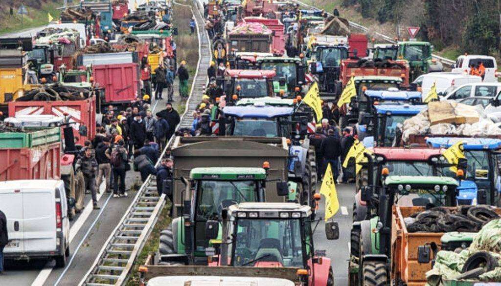 Κλιμακώνονται οι κινητοποιήσεις των αγροτών σε όλη την Ευρώπη