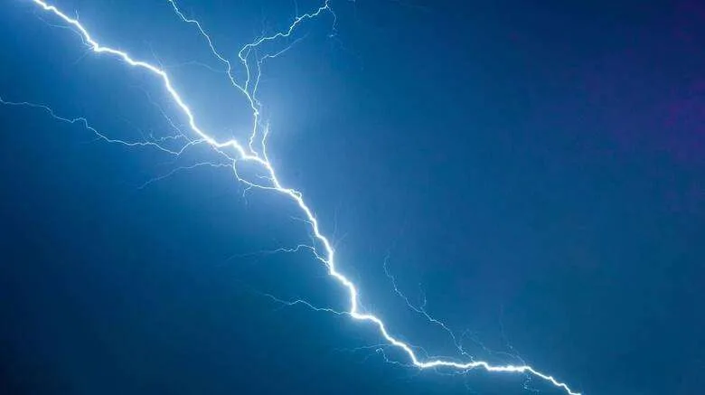 Τραγωδία στη Ρόδο: Νεκρή 58χρονη τουρίστρια από κεραυνό