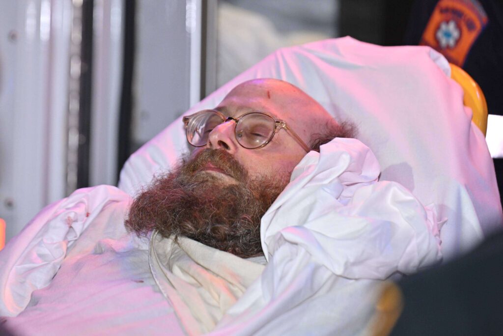 Νέα Υόρκη: «Διαταραγμένος» άνδρας μαχαιρώνει μέχρι θανάτου τους γονείς του και «ταμπουρώνεται» στο σπίτι πριν τον απομακρύνουν με φορείο – «Όλοι ξέραμε ότι είναι περίεργος», λένε οι γείτονες