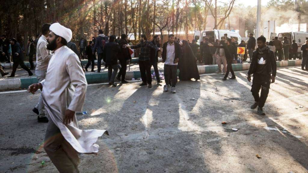 Το Ισλαμικό Κράτος ανέλαβε την ευθύνη για τις επιθέσεις που σκότωσαν 100 ανθρώπους στο Ιράν