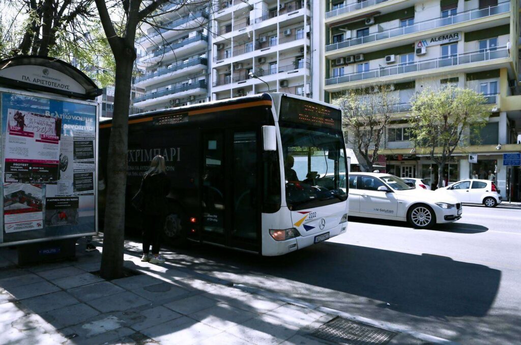 Θεσσαλονίκη: Άγριο ξύλο μετά από τροχαίο – Οδηγός έστειλε στο νοσοκομείο oδηγό λεωφορείου