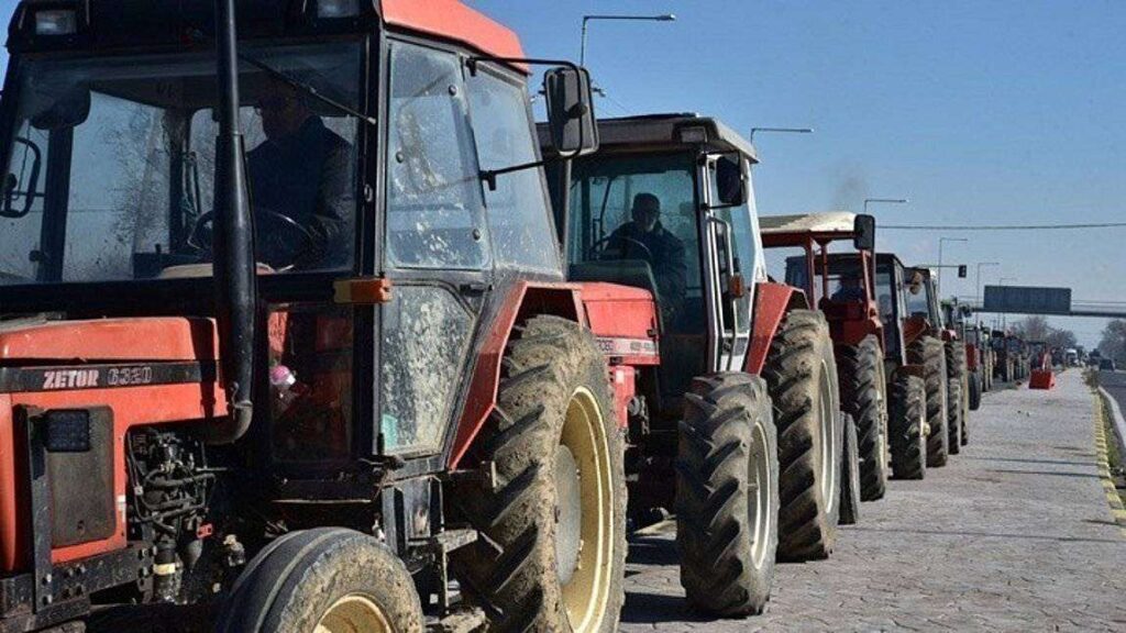 “Αγριεύουν” οι αγρότες – Κλείνουν επ΄αόριστον την ΕΟ Θεσσαλονίκης-Μουδανίων