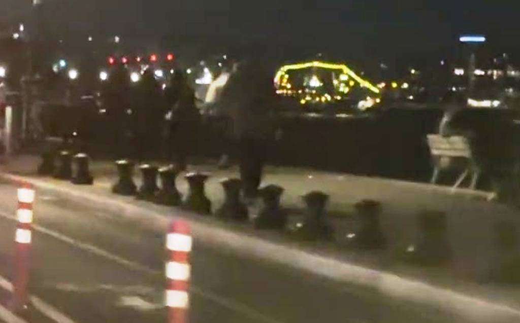 Θεσσαλονίκη: Αμάξι μπήκε στον ποδηλατόδρομο της παραλιακής και γκρέμισε στύλους ηλεκτροφωτισμού