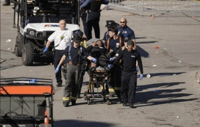 ΗΠΑ: 1 νεκρός και περισσότεροι από 20 τραυματίες από πυροβολισμούς μετά την παρέλαση του Super Bowl