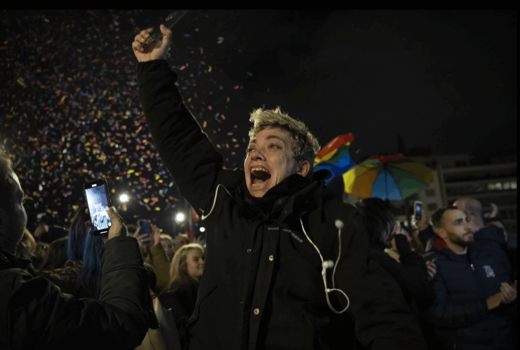 Διεθνή ΜΜΕ: Συγχαίρουν την πρώτη Oρθόδοξη χώρα που νομιμοποιεί τον γάμο ομοφυλόφιλων