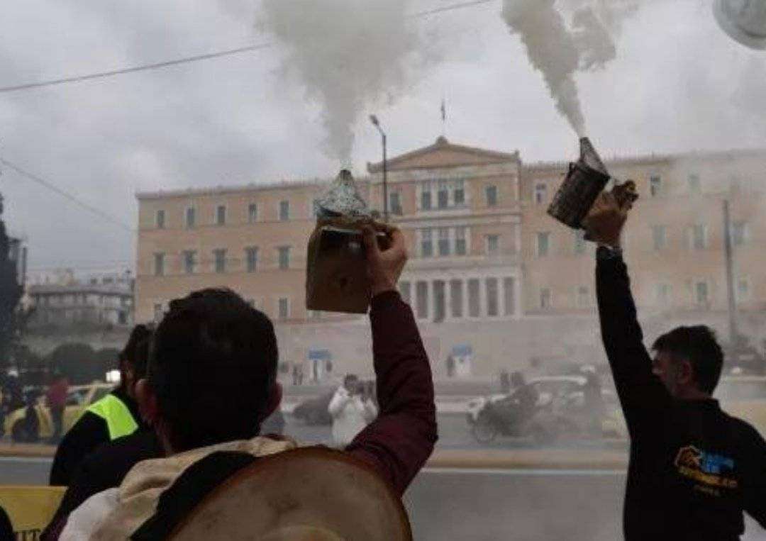 Ένταση στη διαμαρτυρία των μελισσοκόμων στο Σύνταγμα - Δεν επέτρεπε η αστυνομία σε φορτηγά να περάσουν