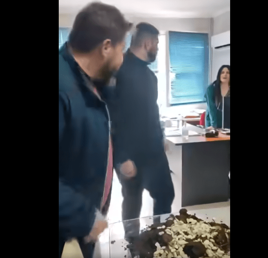 Καστοριά: Αγρότες έριξαν κοπριά στο γραφείο βουλευτή της ΝΔ
