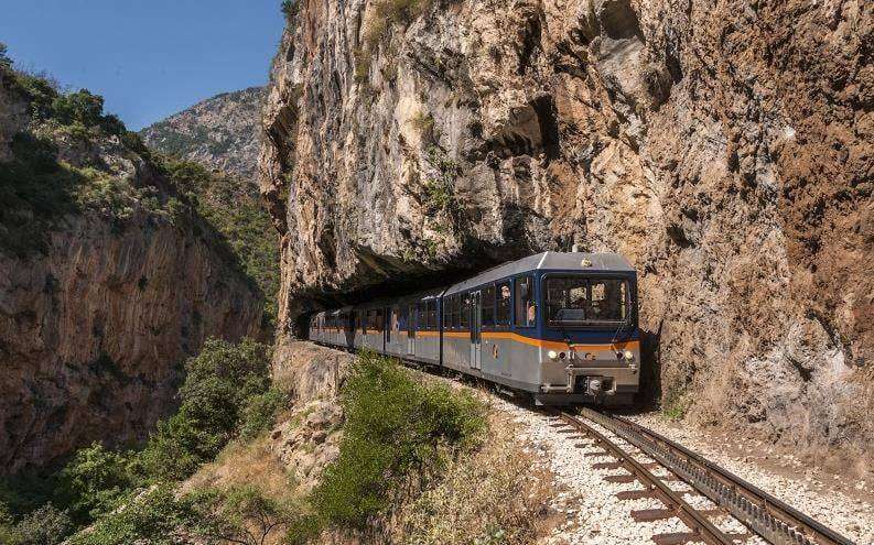 Καλάβρυτα: Εγκλωβίστηκαν 90 επιβάτες στον Οδοντωτό λόγω κατολίσθησης