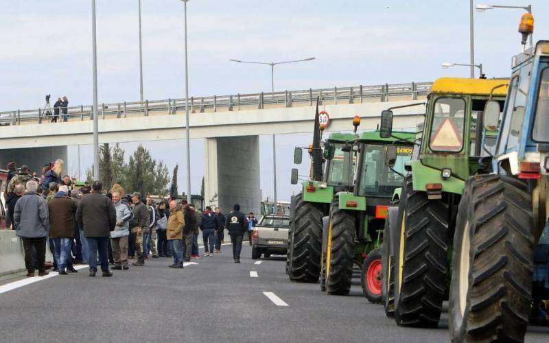 Συμβολικός αποκλεισμός αγροτών στο Δερβένι – Έκλεισαν για 20΄και τις δύο λωρίδες κυκλοφορίας