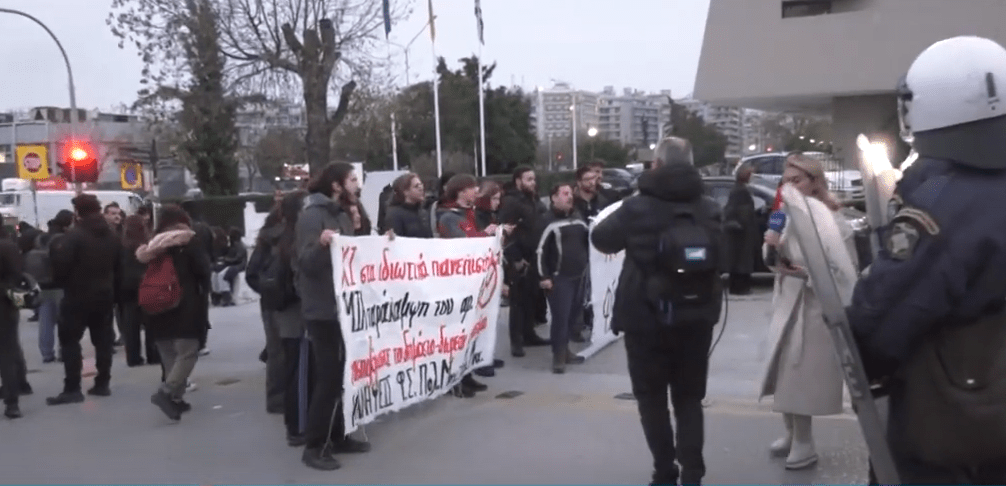 Υπό κατάληψη και πάλι η Νομική του ΑΠΘ μετά την πρωινή επιχείρηση της ΕΛΑΣ