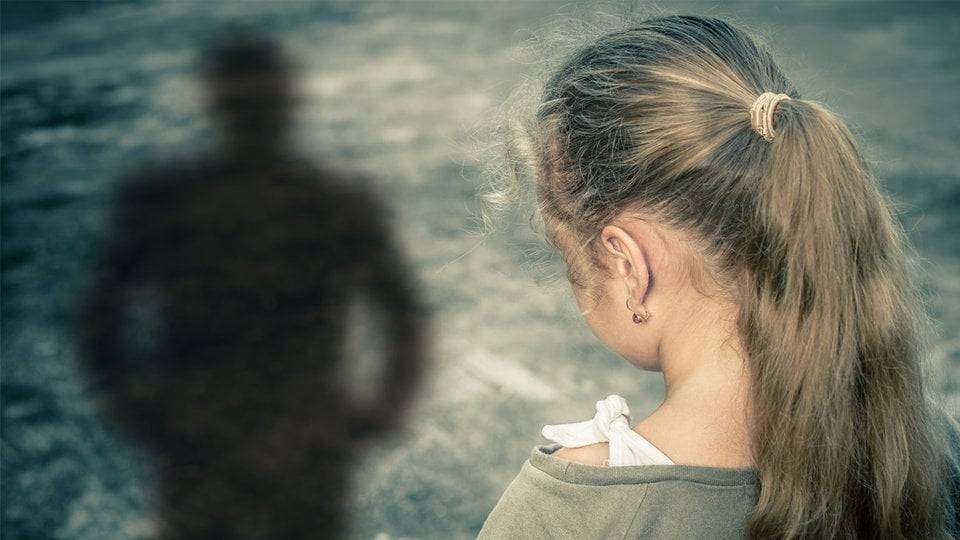 Χειροπέδες σε 33χρονο που βίαζε την ανήλικη κόρη της συντρόφου του