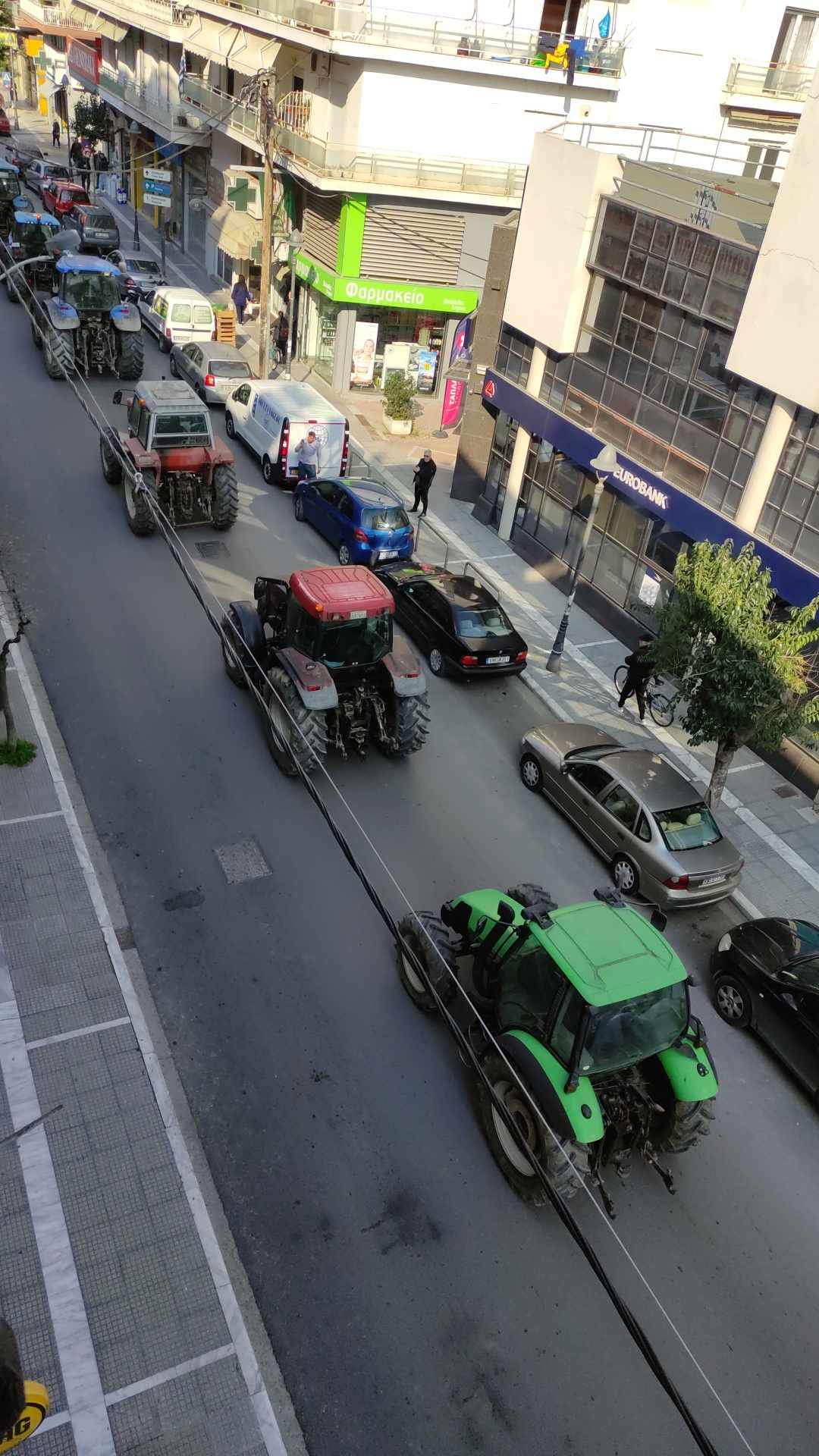 Κατερίνη: Στο κέντρο της πόλης οι αγρότες με τα τρακτέρ (βίντεο & φωτογραφίες)