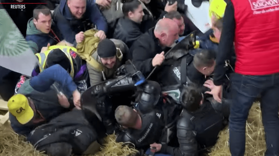 Χαμός με τους αγρότες στη Γαλλία: «Ντου» σε Εμανουέλ Μακρόν - Συγκρούστηκαν με αστυνομικούς σε αγροτική έκθεση