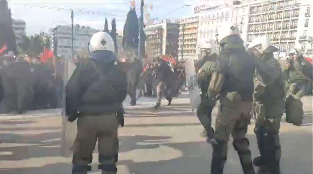 Σοβαρά επεισόδια έξω από τη βουλή με διαδηλωτές -ΜΑΤ έριξαν χημικά σε φοιτητές και εκπαιδευτικούς