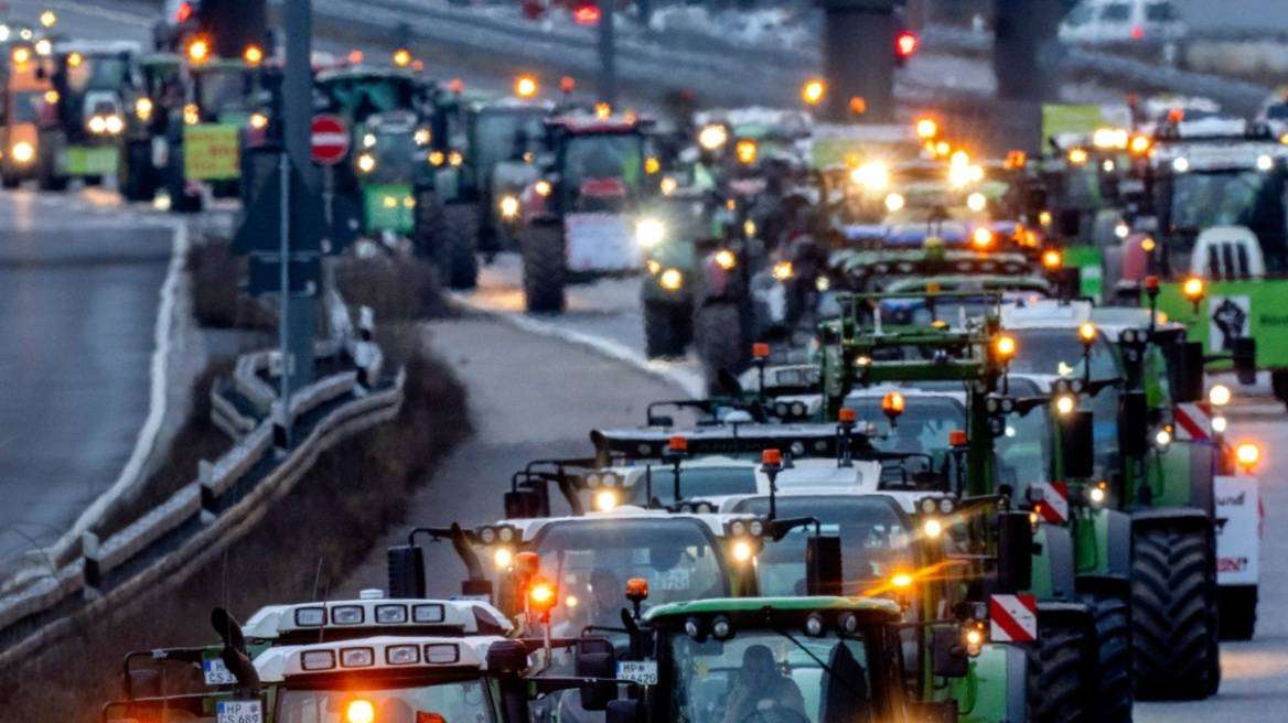 Oλλανδία - Ισπανία: Δεν κάνουν πίσω οι αγρότες – Απέκλεισαν βασικούς αυτοκινητόδρομους