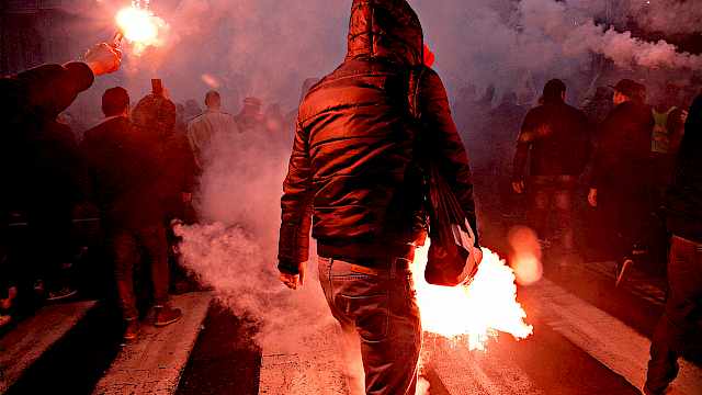 Θεσσαλονίκη: Κουκουλοφόροι επιτέθηκαν με μολότοφ σε διμοιρία των ΜΑΤ