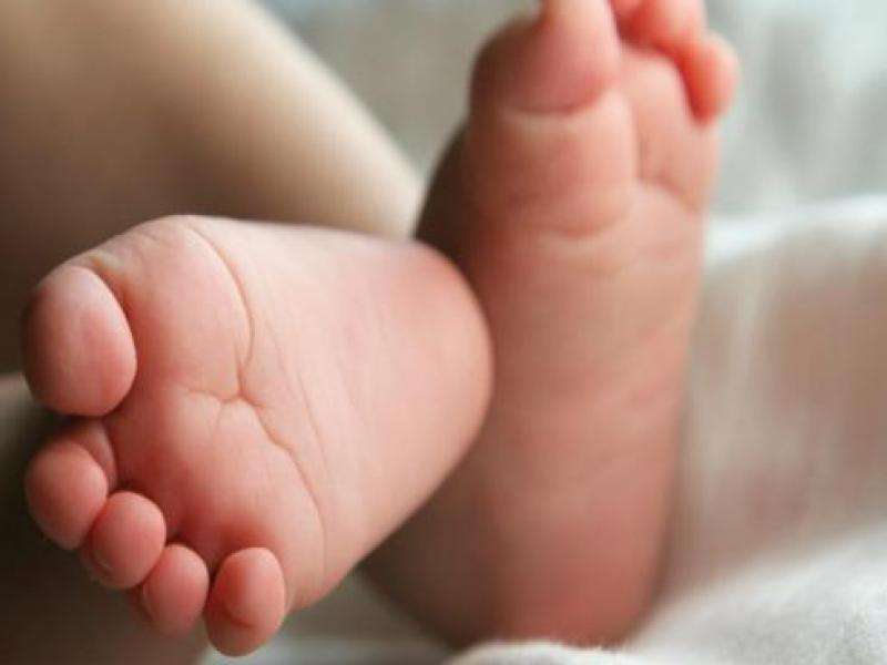 Σοκάρει περιστατικό κακοποίησης βρέφους από τον πατέρα του μπροστά στα μάτια περαστικών