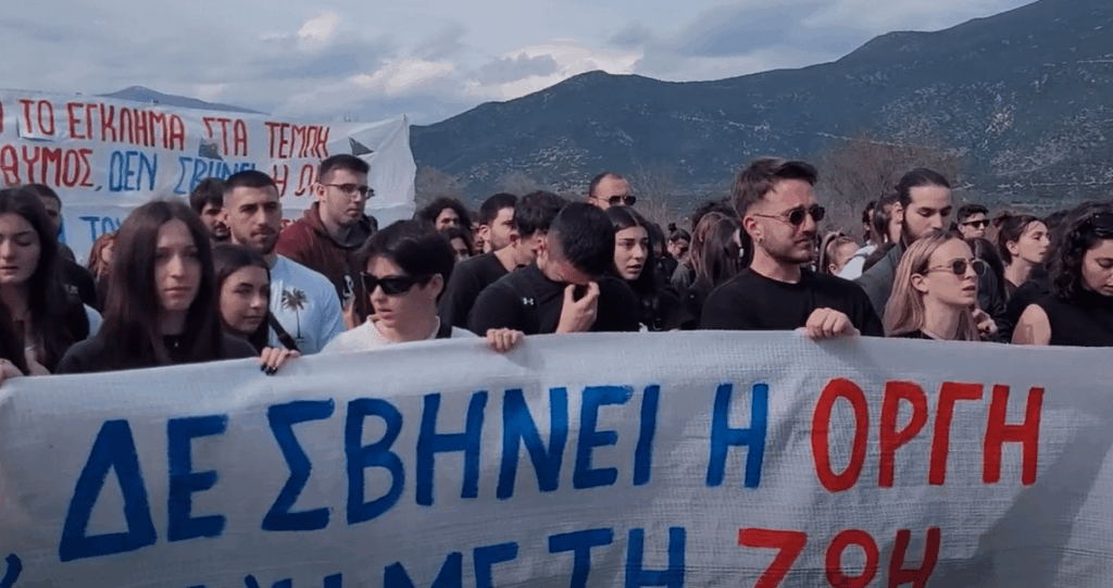 Μεγάλη συγκίνηση στα Τέμπη: Πλήθος φοιτητών στο σημείο της τραγωδίας-“Το έγκλημα δεν θα ξεχαστεί”