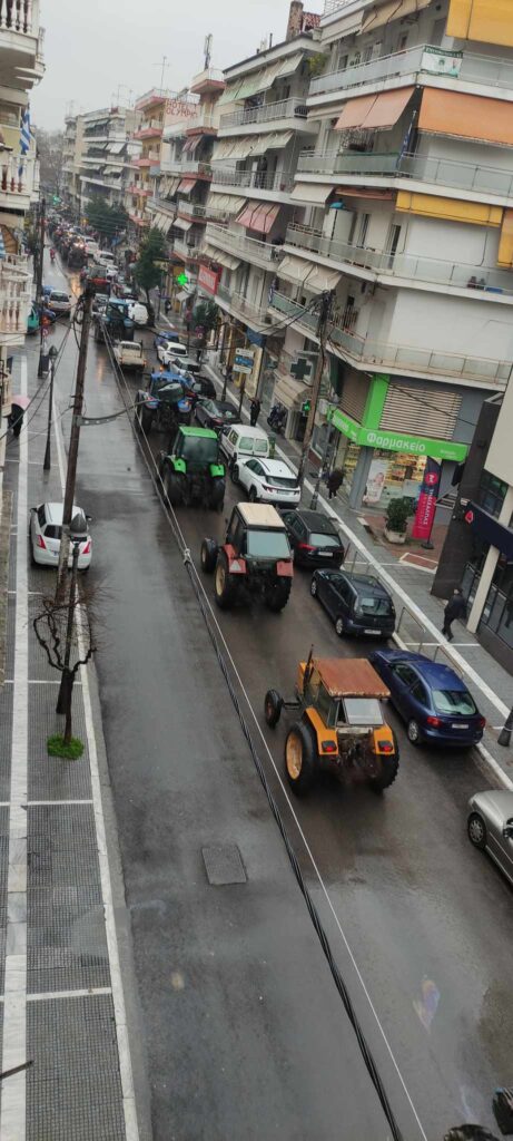 Κατερίνη: Αγρότες με τρακτέρ έκαναν πορεία διαμαρτυρίας για τα Τέμπη στο κέντρο της πόλης (βίντεο & φωτογραφίες))