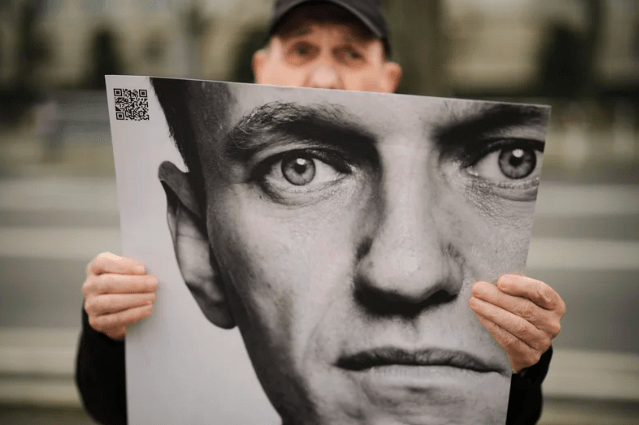 Ο κόσμος θρηνεί τον Ναβάλνι – Η Δύση ζητεί από τη Μόσχα να λογοδοτήσει