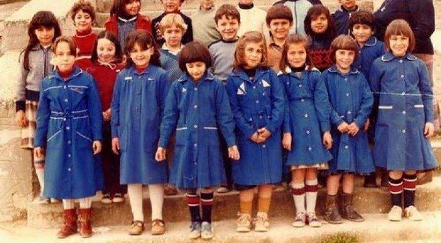 Σαν σήμερα το 1982 καταργήθηκε η μπλε σχολική ποδιά από την τότε κυβέρνηση του ΠΑΣΟΚ