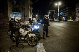 Σοκ στο Βόλο: Ημίγυμνη γυναίκα απειλούσε μέσα στο δρόμο ότι θα αυτοκτονήσει