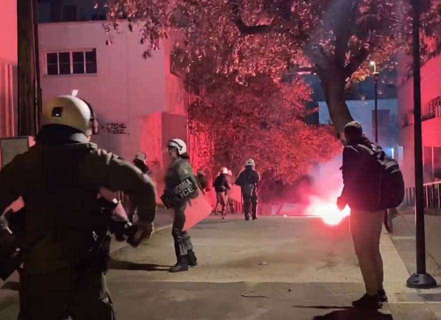 Ένταση και επεισόδια έξω από το ΑΠΘ