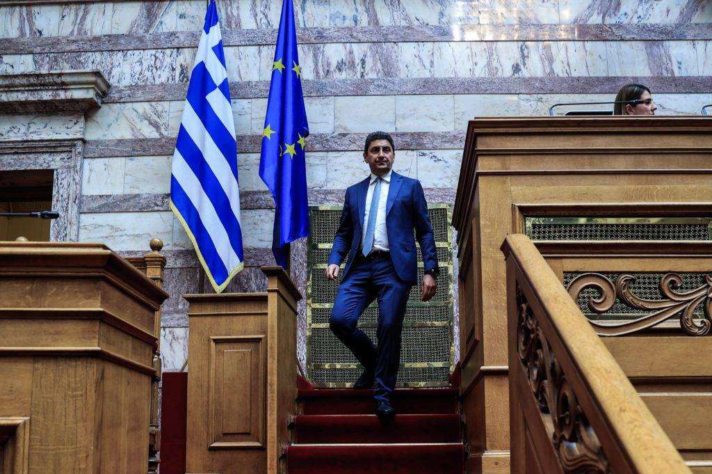 “Ανοιχτοχέρης” ο Αυγενάκης: Σε τρεις μήνες σπατάλησε 105.720 ευρώ από τα δημόσια ταμεία για «εθιμοτυπικά» δώρα και ανακαίνιση γραφείου – Ξόδεψε 4.700 για… μπεγλέρια