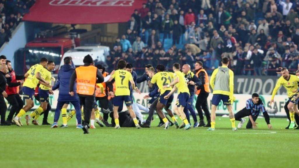 Τουρκία: Δώδεκα συλλήψεις οπαδών μετά τα επεισόδια στον αγώνα Τραμπζονσπόρ – Φενέρμπαχτσε