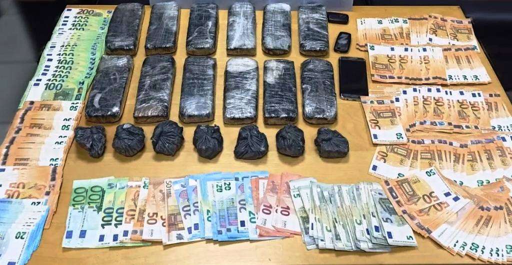 Θεσσαλονίκη: Έκρυβαν σε βράχους σχεδόν 7 κιλά ηρωίνη