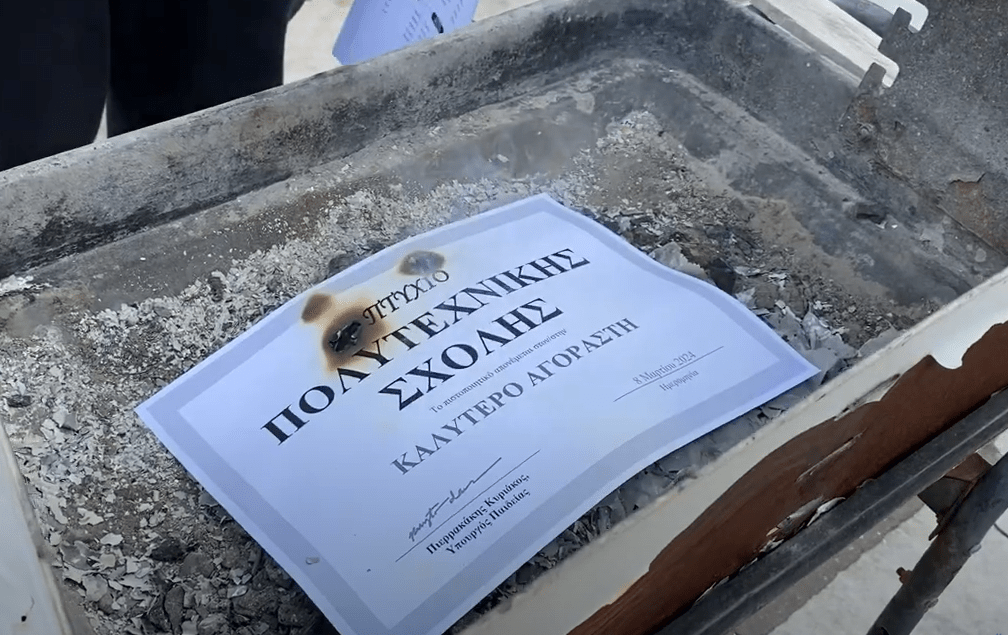 Θεσσαλονίκη: Συλλαλητήριο κατά της ίδρυσης ιδιωτικών πανεπιστημίων – Φοιτητές τσικνίζουν με… τα πτυχία τους