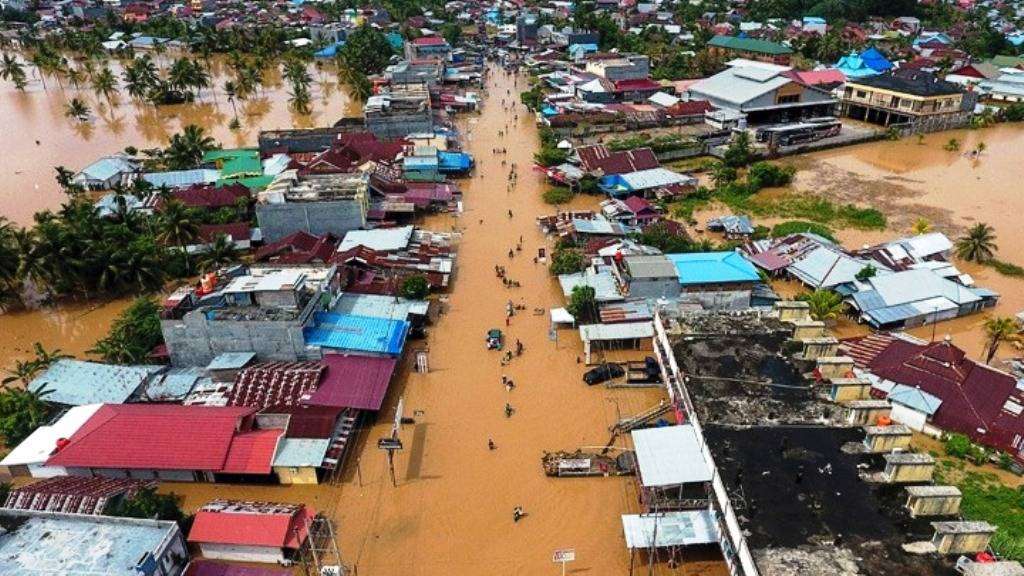 Πλημμύρες στην Ινδονησία: Τουλάχιστον 19 νεκροί στο νησί Σουμάτρα