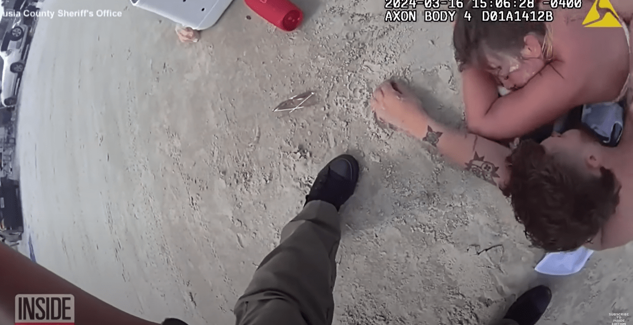 Φλόριντα: Κοιμήθηκαν μεθυσμένοι στην παραλία και ξέχασαν τα ανήλικα παιδιά τους - Η σύλληψη τους on camera