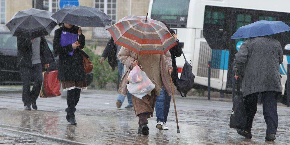 Bροχές και καταιγίδες σήμερα – Έως το πρωί του Σαββάτου η πρόσκαιρη επιδείνωση του καιρού