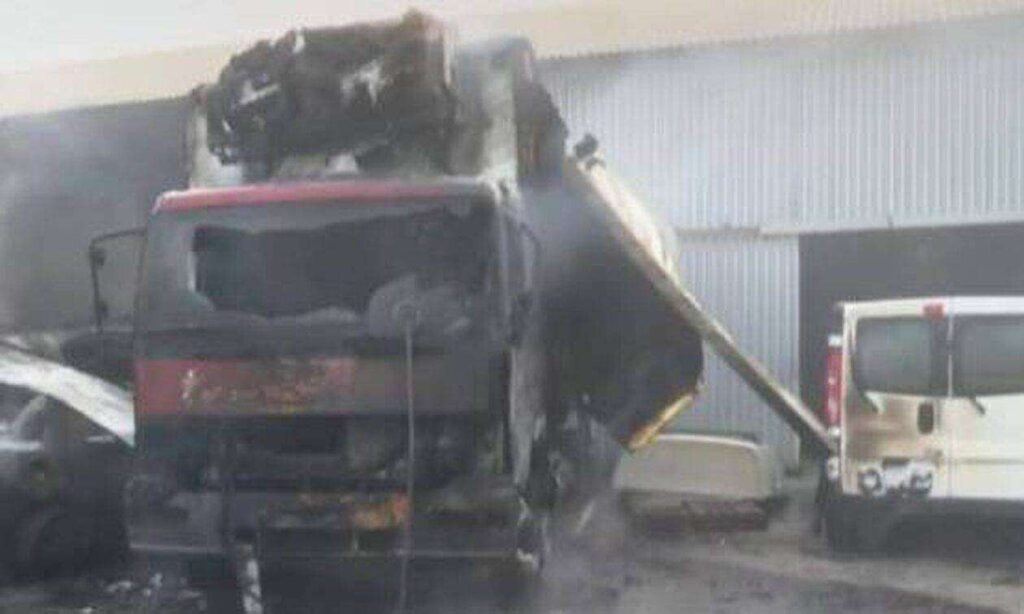 Μεγάλη φωτιά στη Θεσσαλονίκη: Εμπρησμοί οχημάτων στο λιμάνι – Στου Ζωγράφου έκαψαν 5 σχολικά, 3 ΙΧ και 3 μοτοσικλέτες