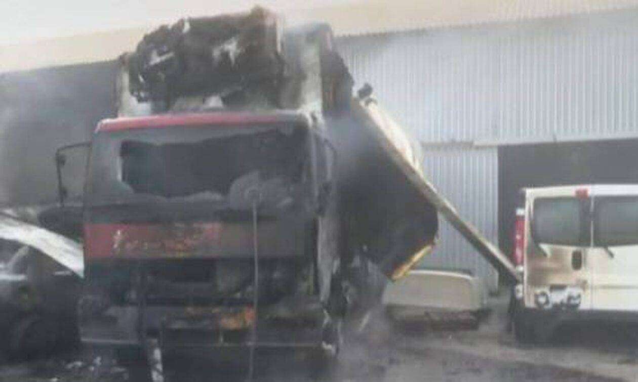 Μεγάλη φωτιά στη Θεσσαλονίκη: Εμπρησμοί οχημάτων στο λιμάνι - Στου Ζωγράφου έκαψαν 5 σχολικά, 3 ΙΧ και 3 μοτοσικλέτες