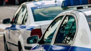 Θεσσαλονίκη: Επεισοδιακή σύλληψη διακινητή παράνομων αλλοδαπών – Ανέπτυξε ταχύτητα, τράκαρε με προπορευόμενο όχημα