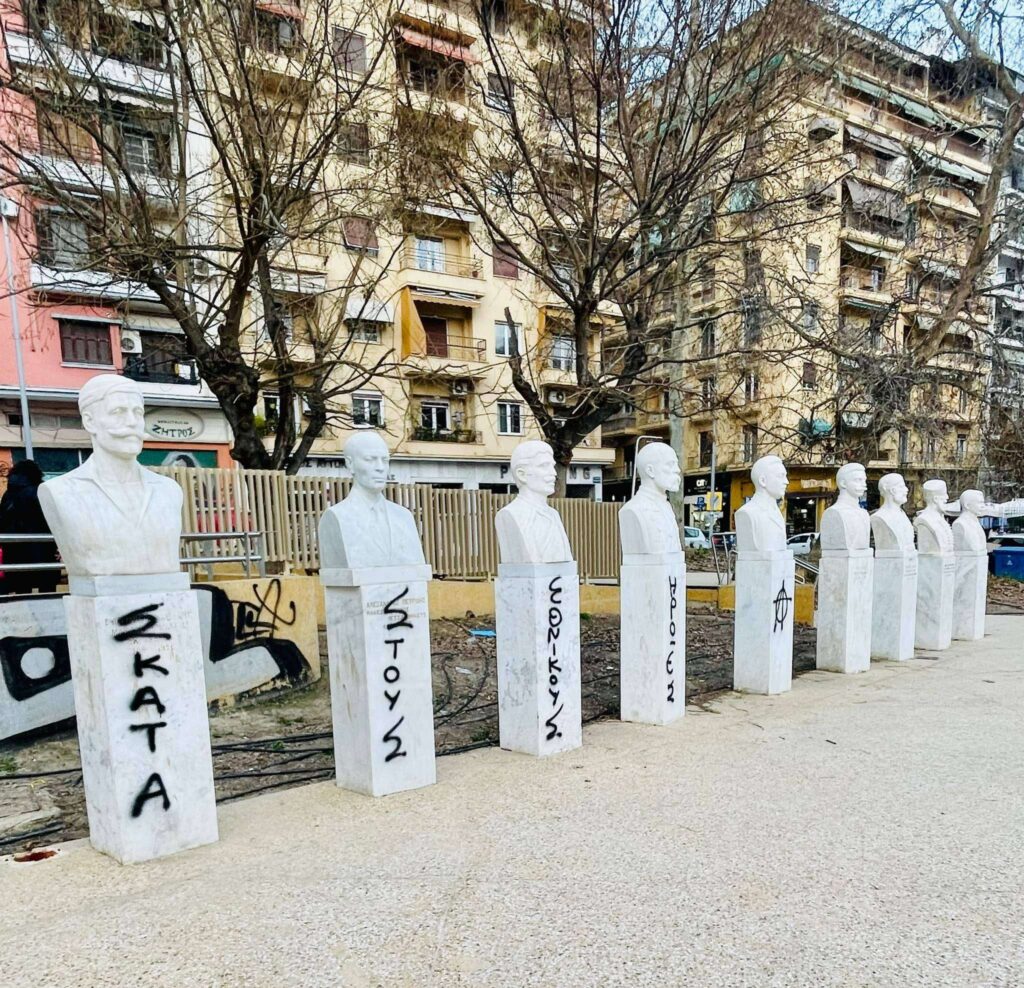 Θεσσαλονίκη: Βανδάλισαν τις προτομές των Μακεδονομάχων – ‘Υβρεις με μαύρο σπρέι